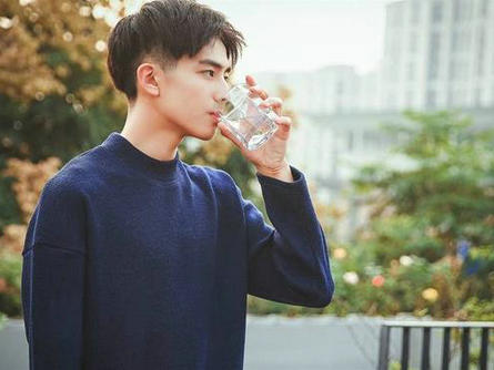 形容两个人相爱却不能在一起的经典语句心酸签名句子
